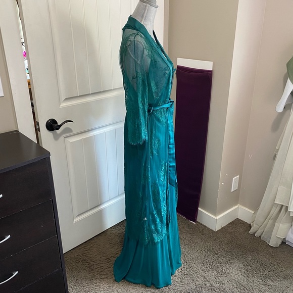 Green/blue lace robe and negligée set - Picture 3 of 11